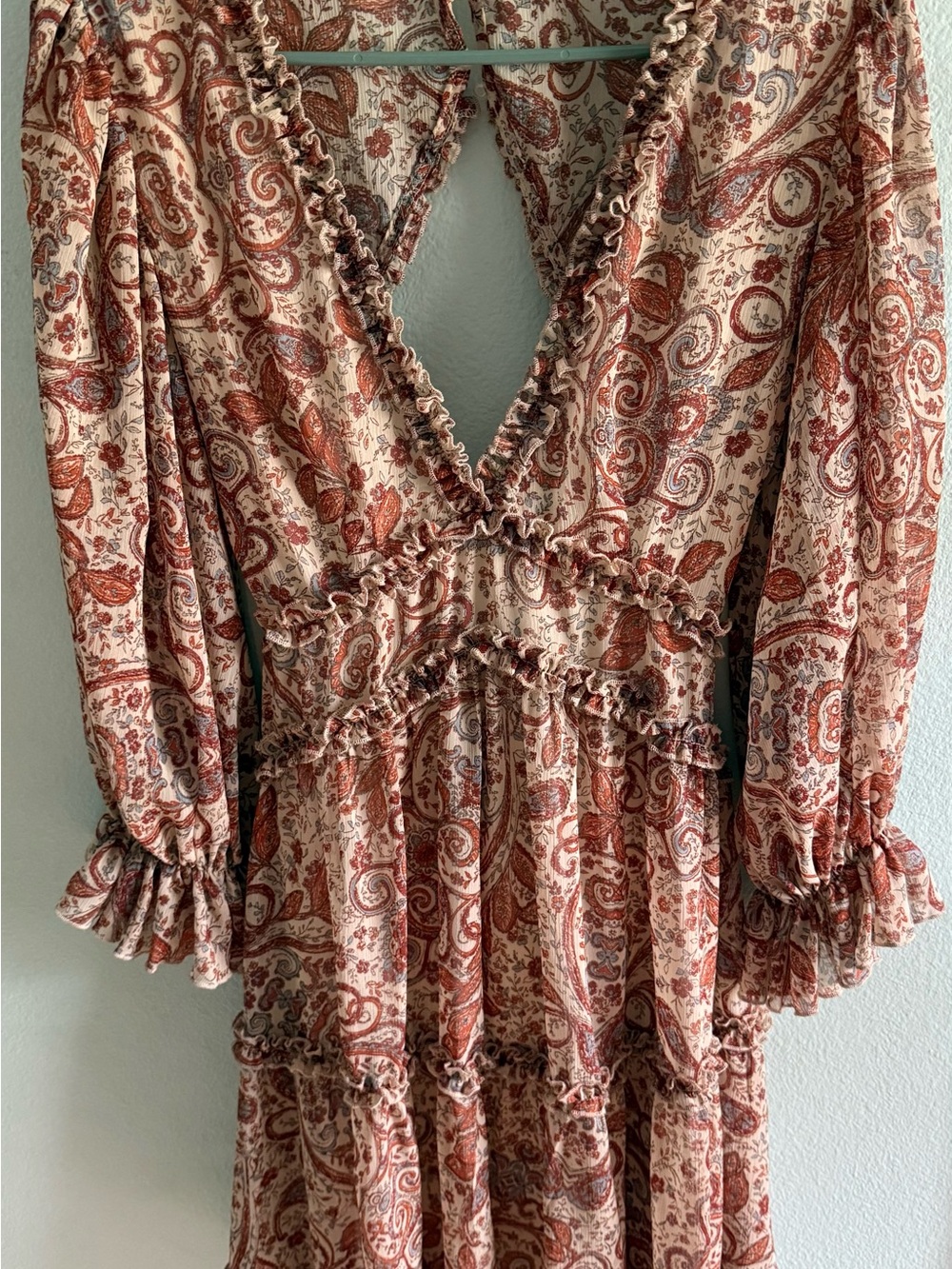 Ruffled V-Neck Paisley Mini Dress in Rust VENUS small 4 *see flaws in pic - Picture 4 of 6